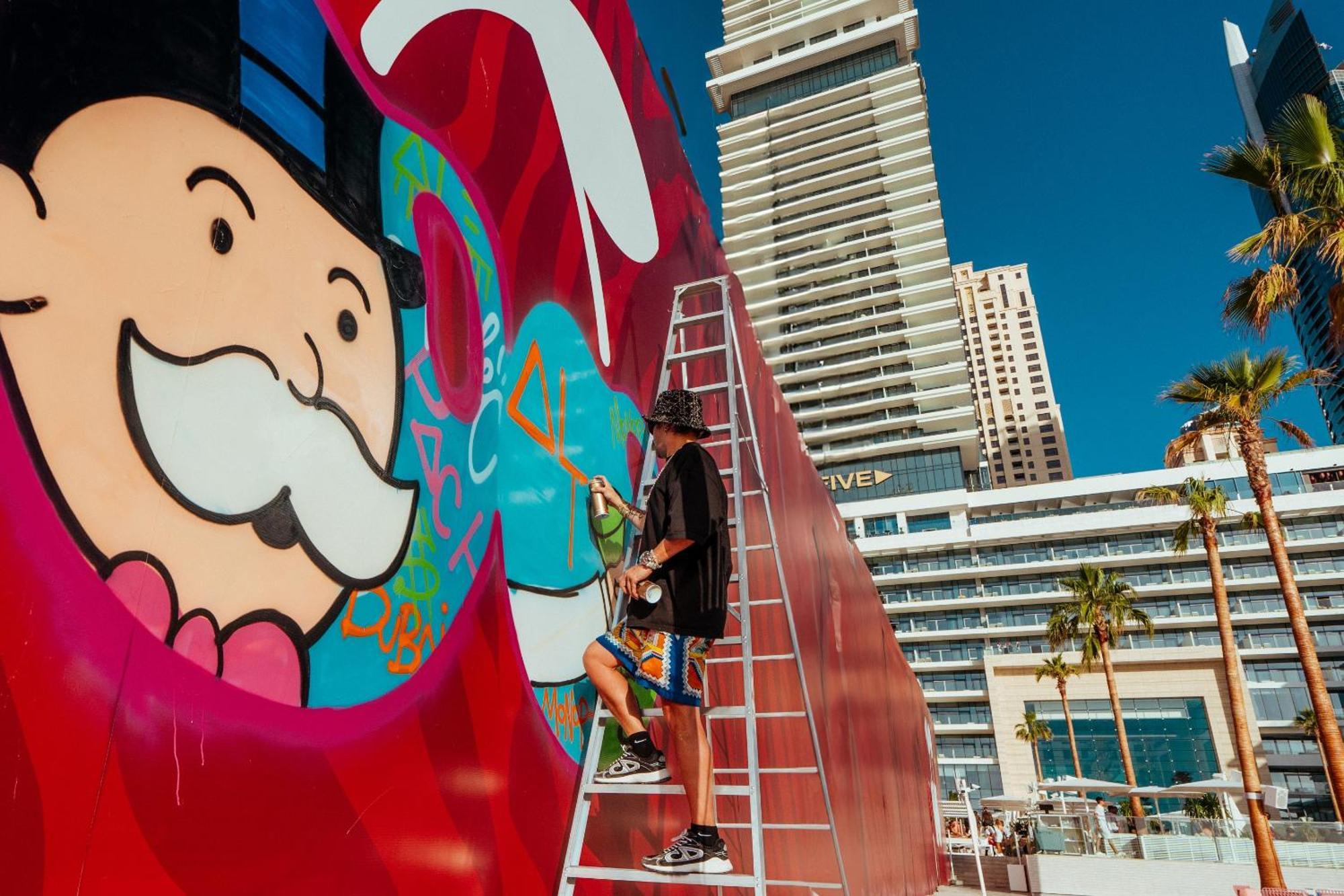 Готель Five Luxe Дубай Екстер'єр фото Artist working on a mural at the MGM Grand