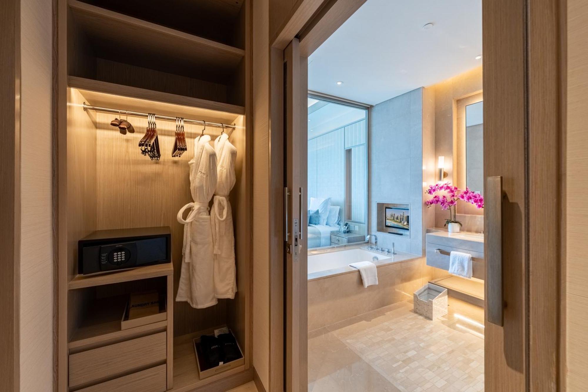Готель Five Luxe Дубай Екстер'єр фото Bathroom