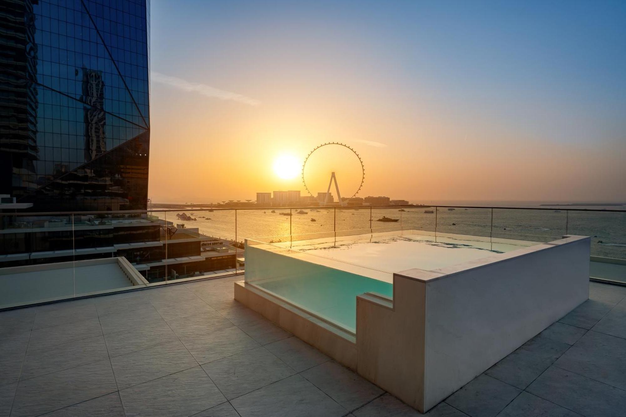 Готель Five Luxe Дубай Екстер'єр фото View of the Dubai Eye from the Address Sky Pool